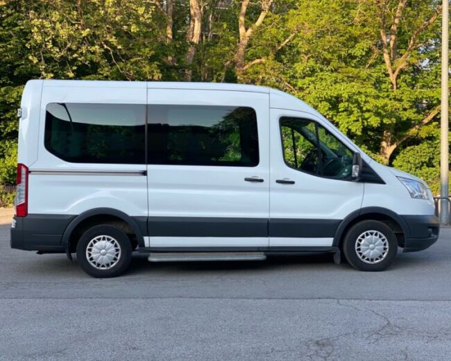 Pujcim ford transit minibus